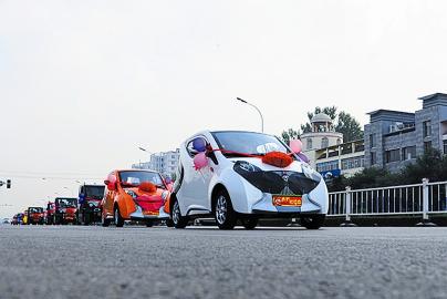 6月21日,在山東省聊城市茌平縣城區(qū),一隊(duì)迎親的電動(dòng)車(chē)行駛在路上。